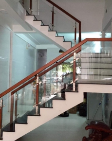 Cầu thang kính cường lực và phân loại