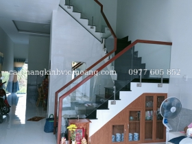 CẦU THANG KÍNH TAY VỊN GỖ ĐẸP