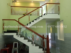 CẦU THANG KÍNH TAY VỊN GỖ ĐẸP