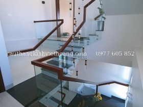 CẦU THANG KÍNH TAY VỊN GỖ