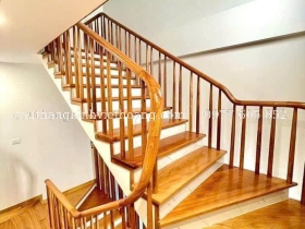 MẪU CẦU THANG GỖ SANG TRỌNG 2025