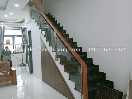 CẦU THANG KÍNH TAY VỊN GỖ