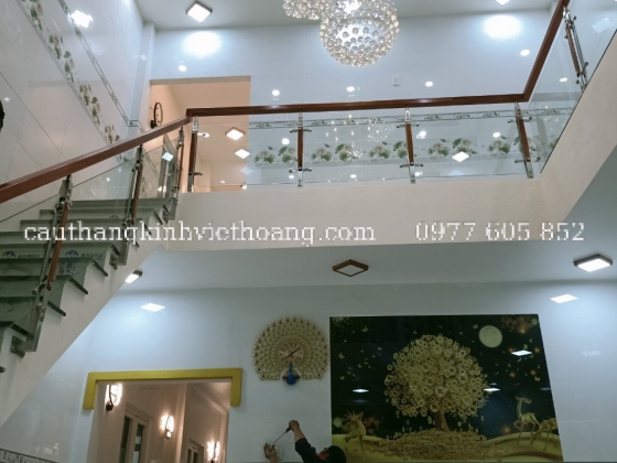 CẦU THANG KÍNH TAY VỊN GỖ