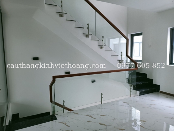 CẦU THANG KÍNH TAY VỊN GỖ