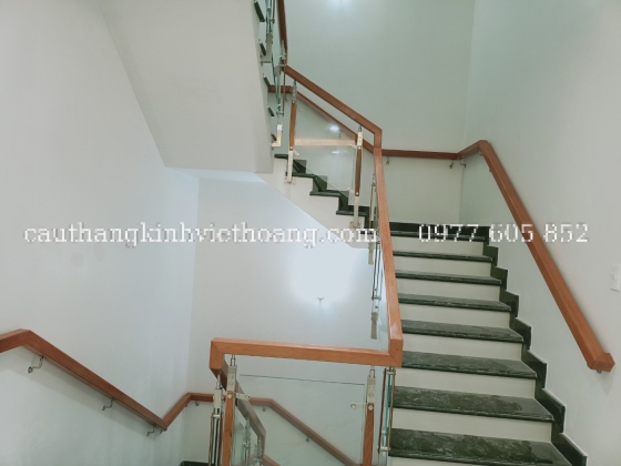 CẦU THANG KÍNH TAY VỊN GỖ