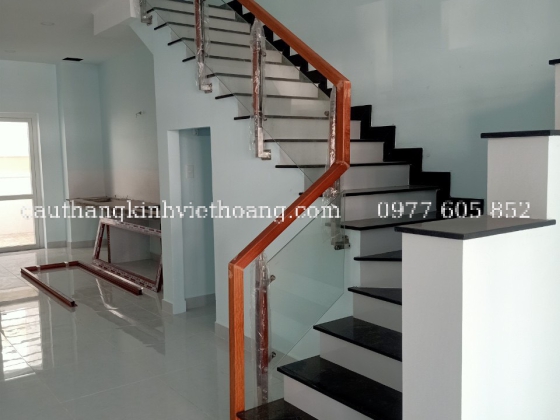 CẦU THANG KÍNH TAY VỊN GỖ