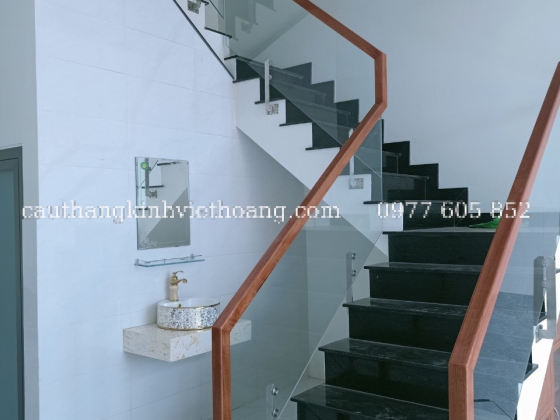 CẦU THANG KÍNH TAY VỊN GỖ