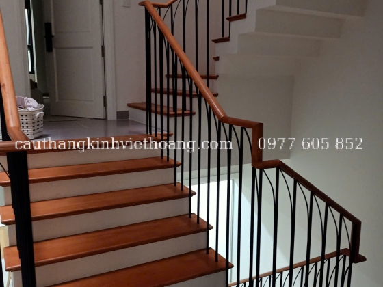 MẪU CẦU THANG GỖ SANG TRỌNG 2025