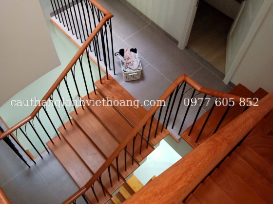 MẪU CẦU THANG GỖ SANG TRỌNG 2025