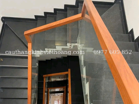 CẦU THANG KÍNH KẾT HỢP TAY VỊN GỖ