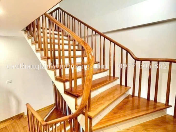 MẪU CẦU THANG GỖ SANG TRỌNG 2025