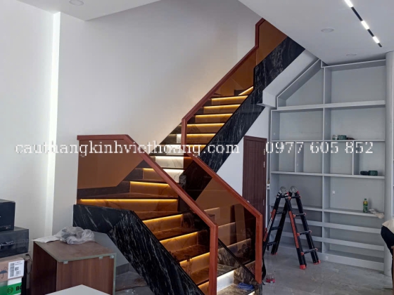 CẦU THANG KÍNH KẾT HỢP TAY VỊN GỖ